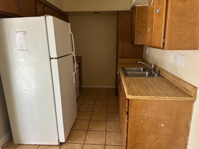 1040 May Ln in Barstow, CA - Building Photo - Building Photo