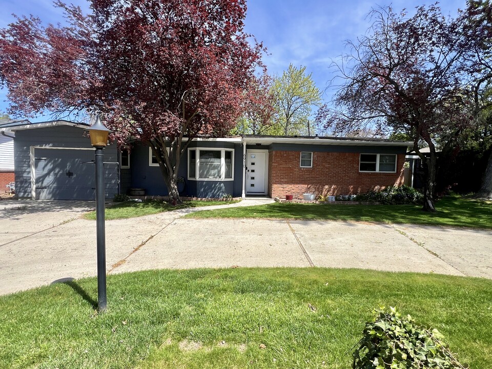 6910 W Holiday Dr in Boise, ID - Building Photo