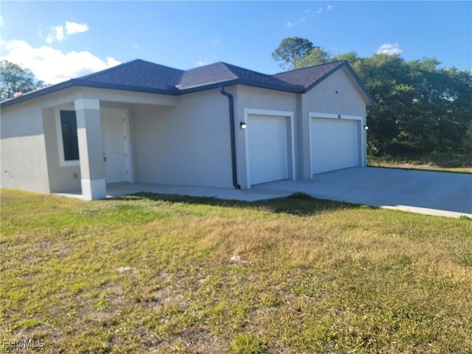 5008 Idaho Ln in La Belle, FL - Building Photo