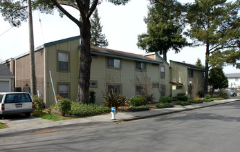 1135 Slater St in Santa Rosa, CA - Foto de edificio - Building Photo