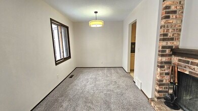 218 W Eagle Lake Dr in Maple Grove, MN - Building Photo - Building Photo