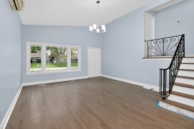 15 W 56th St in Westmont, IL - Building Photo - Building Photo