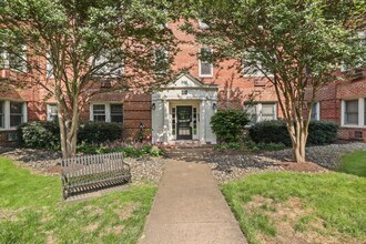 906 S Washington St in Alexandria, VA - Foto de edificio - Building Photo