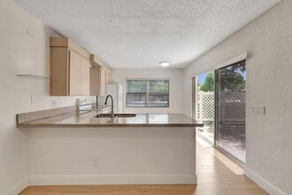 4004 Medford Ct in Boynton Beach, FL - Foto de edificio - Building Photo