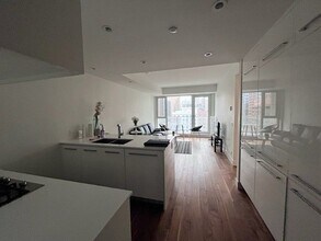 1025 5 Ave SW in Calgary, AB - Building Photo - Building Photo