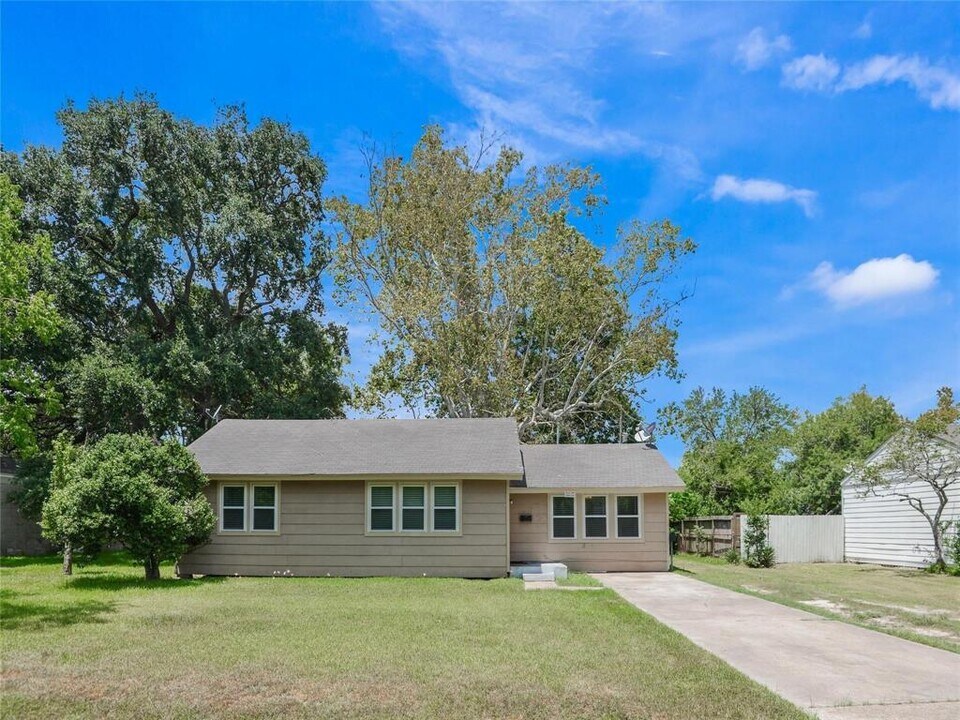 1116 2nd St in La Marque, TX - Building Photo