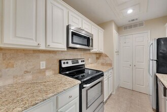 8404 Forest Ln, Unit 1104 in Dallas, TX - Foto de edificio - Building Photo