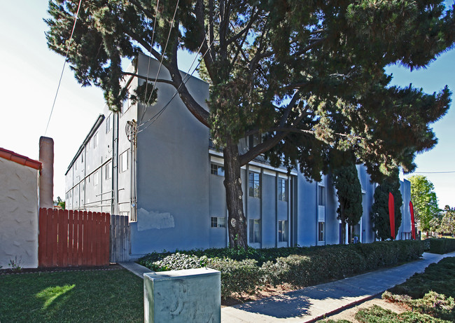 Le Chateau Apartments in Chula Vista, CA - Foto de edificio - Building Photo