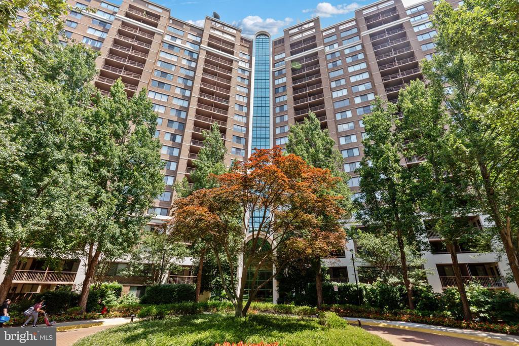10101 Grosvenor Pl in North Bethesda, MD - Building Photo