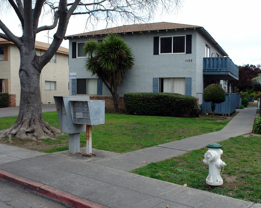 1123 Ayala Dr in Sunnyvale, CA - Foto de edificio