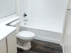 13915 Oxnard St in Los Angeles, CA - Building Photo - Building Photo