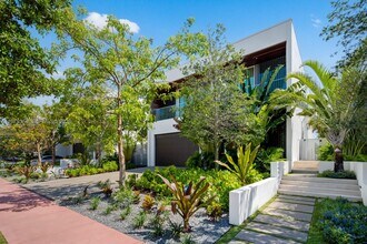 1051 W 48th St in Miami Beach, FL - Building Photo - Building Photo