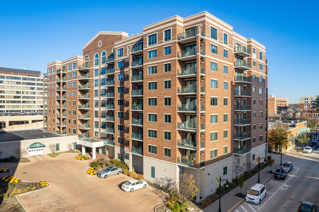 Library Courte Condominiums in Des Plaines, IL - Foto de edificio - Building Photo