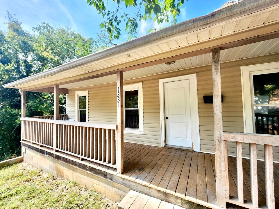 1221 Swain St in North Wilkesboro, NC - Foto de edificio