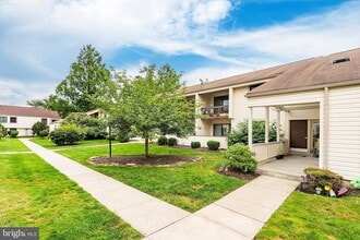 10-U-10 Avon Dr in East Windsor, NJ - Building Photo - Building Photo