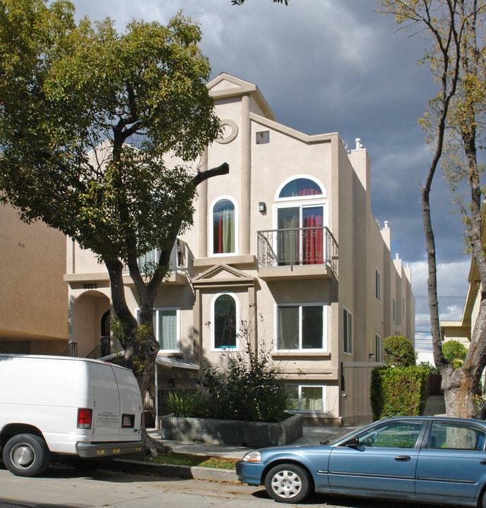 9323 Alcott St in Los Angeles, CA - Building Photo