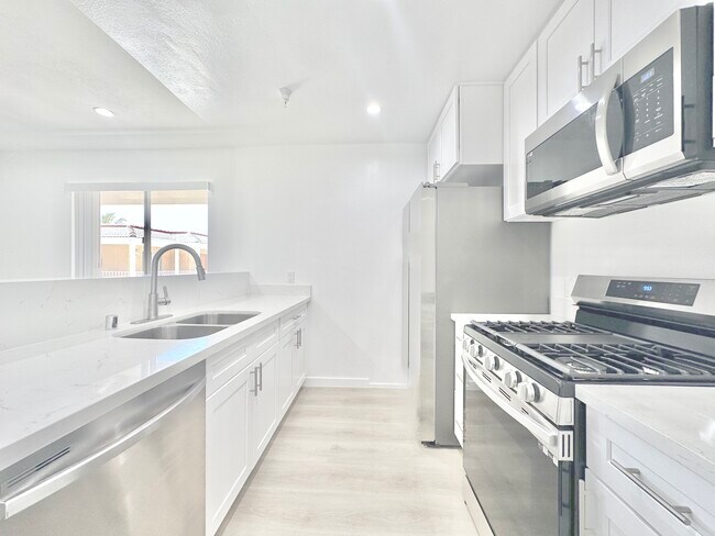 2030 Ivar Ave in Los Angeles, CA - Building Photo - Building Photo