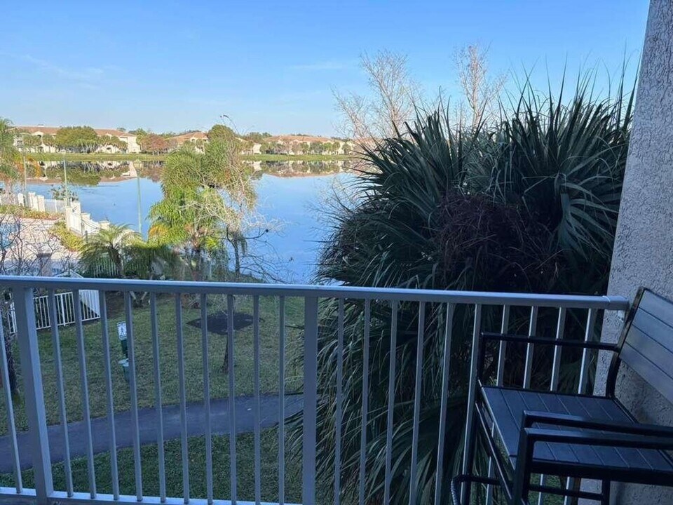 5065 Wiles Rd in Coconut Creek, FL - Building Photo