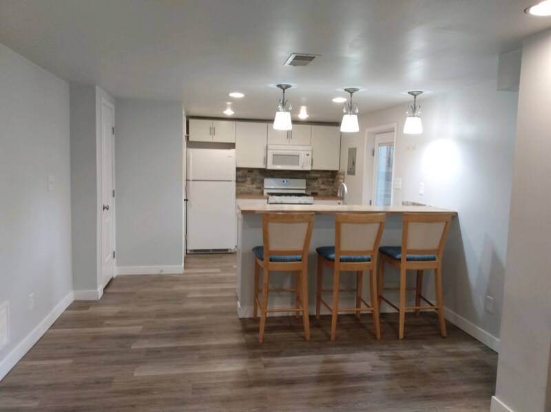 1522 N Hill Field Rd in Layton, UT - Building Photo