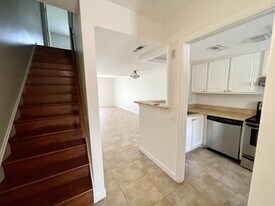 32 S Forest Beach Dr in Hilton Head Island, SC - Building Photo