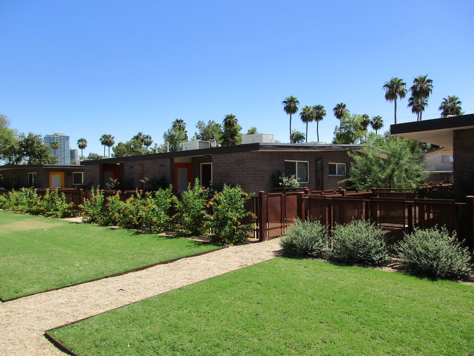 Plaza East in Tempe, AZ - Building Photo