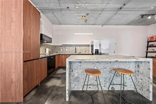 444 NE 30th St, Unit 602 in Miami, FL - Building Photo