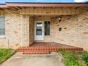603 C St in Floresville, TX - Building Photo - Building Photo