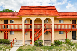 Oak Shadows Condominiums in Orlando, FL - Foto de edificio - Building Photo