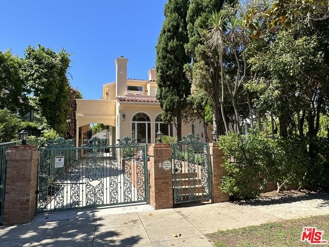 property at 623 Palisades Ave