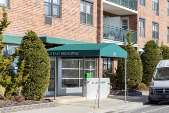 333 E Broadway in Long Beach, NY - Foto de edificio - Building Photo