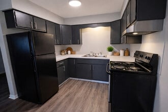 London House in Canton, OH - Foto de edificio - Building Photo