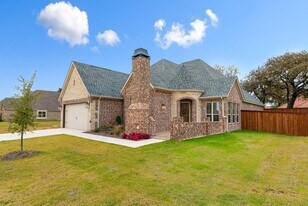 1300 Highland Park Cir in Granbury, TX - Building Photo
