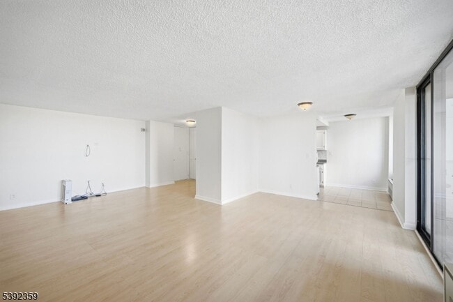 300 Winston Dr in Cliffside Park, NJ - Building Photo - Building Photo