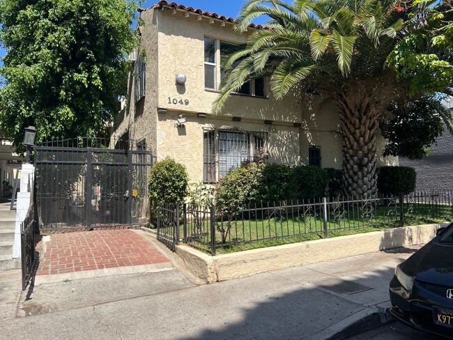 1049 N Stanley Ave, Unit 10
