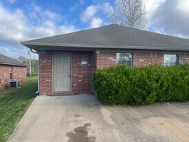 419-421 Middle Rd in Conway, AR - Building Photo