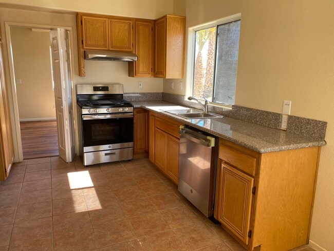 14070 Falling Leaf Rd in Apple Valley, CA - Building Photo - Building Photo