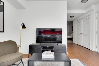 330 3rd Ave W in Seattle, WA - Foto de edificio - Building Photo