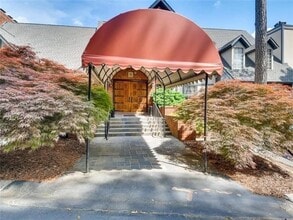 6851 Roswell Rd in Atlanta, GA - Building Photo - Building Photo