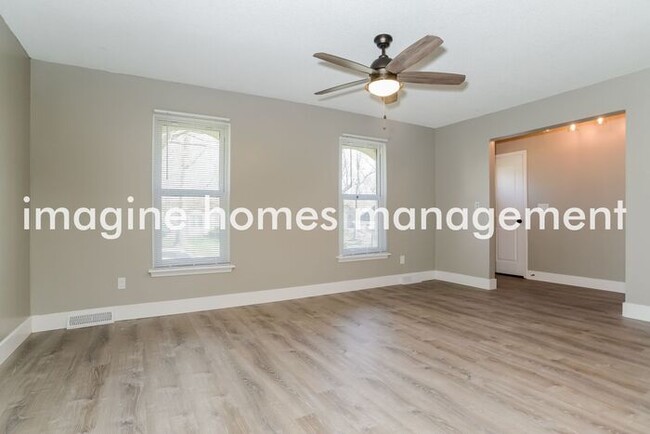 10317 W 48th Terrace in Shawnee, KS - Foto de edificio - Building Photo