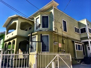 1111-1117 S Burlington Ave in Los Angeles, CA - Foto de edificio - Building Photo