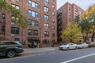 330 E 70th St in New York, NY - Building Photo