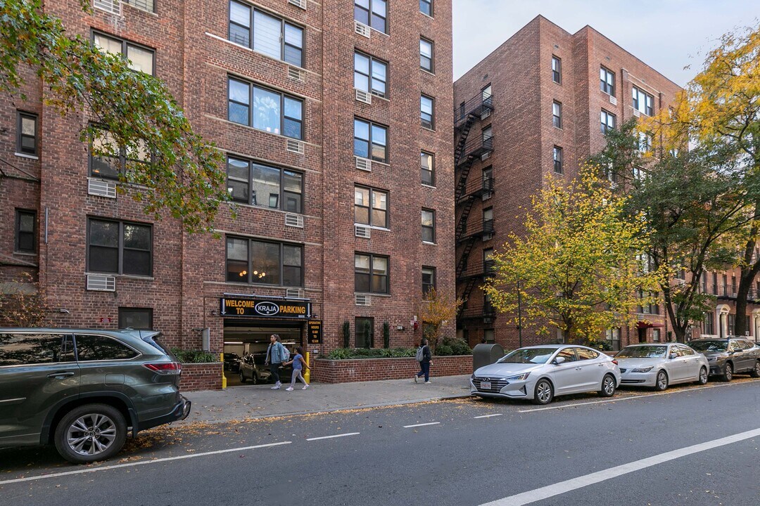 330 E 70th St in New York, NY - Building Photo