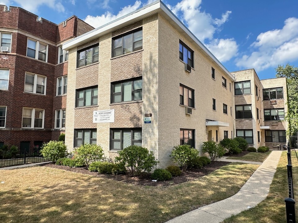 1642 W Sherwin Ave in Chicago, IL - Building Photo