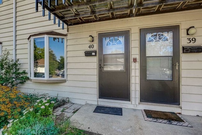 property at 40 N Lakewood Gardens Ln