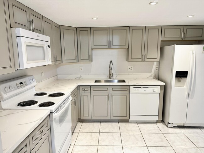 property at 4010 Inverrary Dr