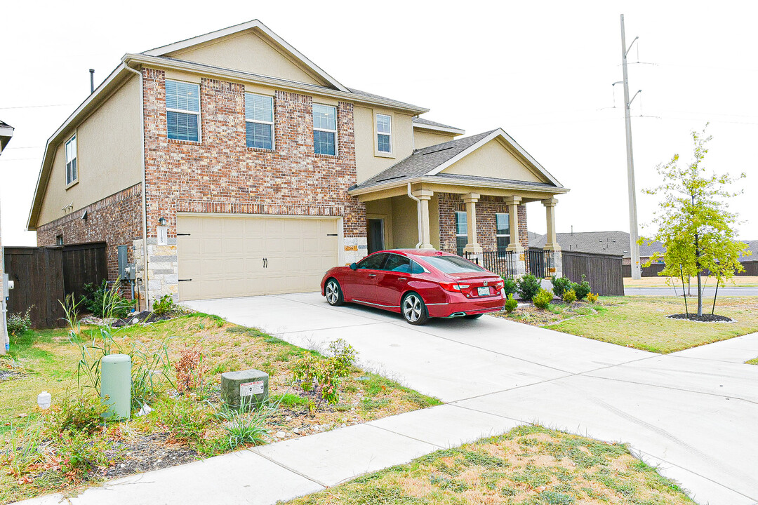 1145 Toyah Dr in Leander, TX - Foto de edificio