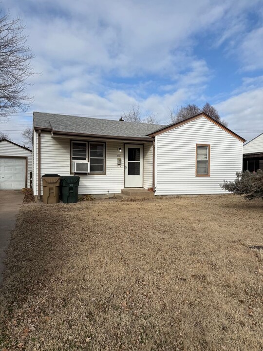 466 W 10th St in Hoisington, KS - Building Photo