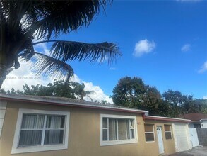 465 NE 157th Ter in Miami, FL - Building Photo - Building Photo
