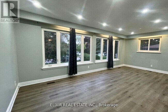 30 Trotters Ln in Brampton, ON - Building Photo - Building Photo