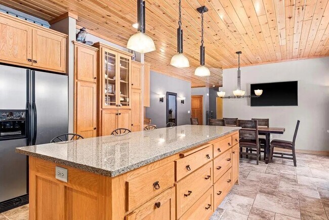 28125 Sunny Beach Rd in Grand Rapids, MN - Building Photo - Building Photo